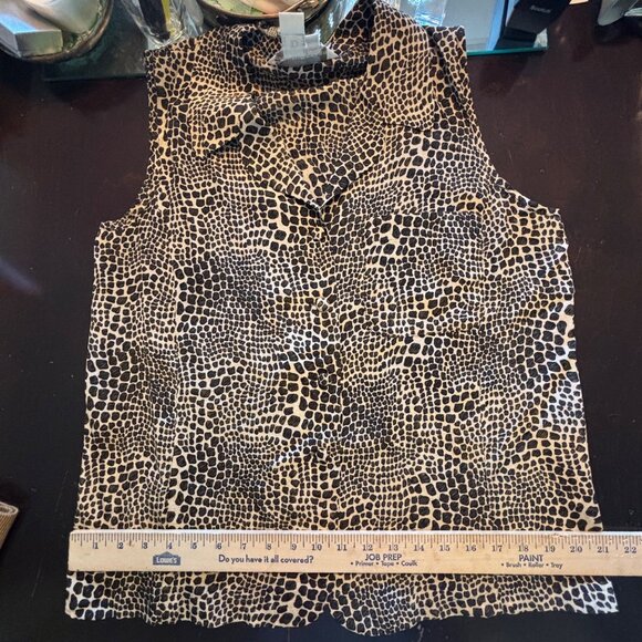 Casual Corner 100% Silk Button-Up Blouse Size 10 Animal Sleeveless - Picture 5 of 10